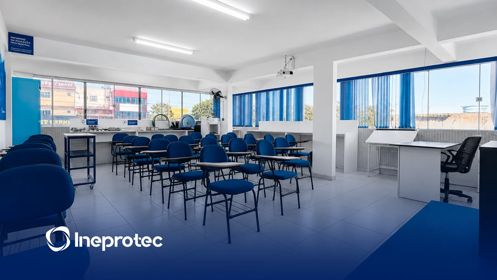 Sala de aula climatizada da unidade de Brasília, com carteiras, projetor e bancada de práticas